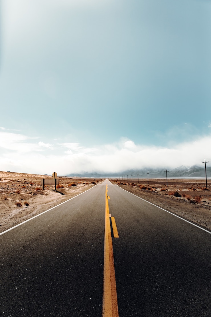 Kostenlose Foto graue straße in einer wüstenlandschaft