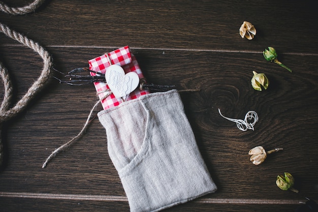 Graue Tasche mit einem weißen Herzen