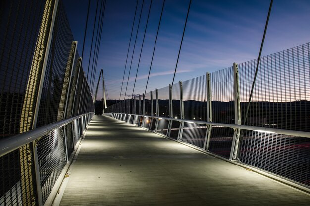 Graue und braune Brücke