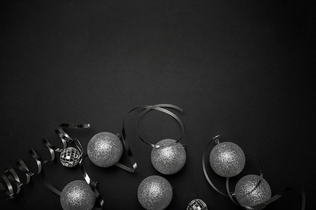 Kostenloses Foto graue weihnachtsverzierungen auf schwarzem tisch