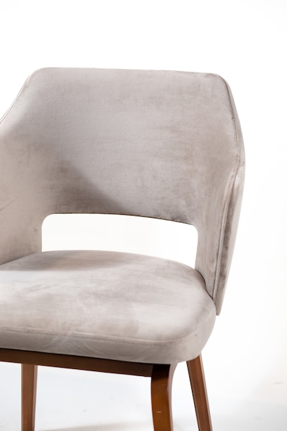 Grauer bequemer Sessel lokalisiert auf einem Weiß