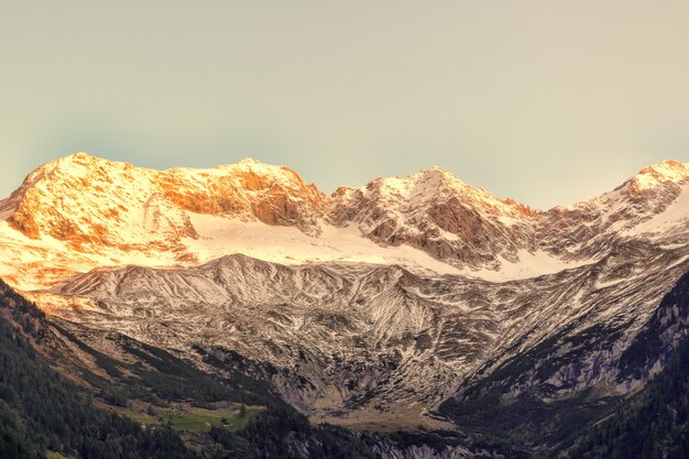 Grauer schneebedeckter Berg