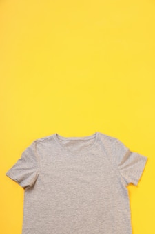 Graues t-shirt mit platz für druck auf gelbem hintergrund