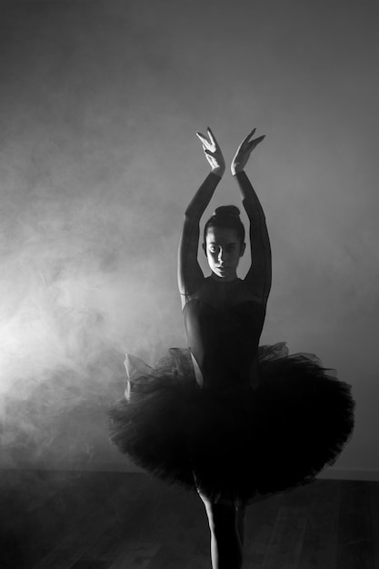 Kostenloses Foto graustufen-balletthaltung der vorderansicht