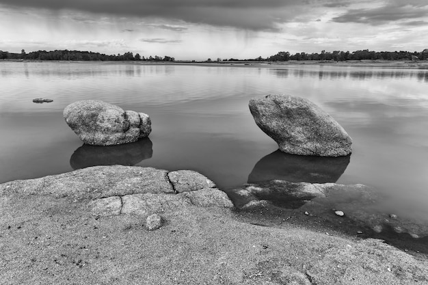 Graustufenansicht des Salor-Reservoirs, Caceres, Extremadura, Spanien