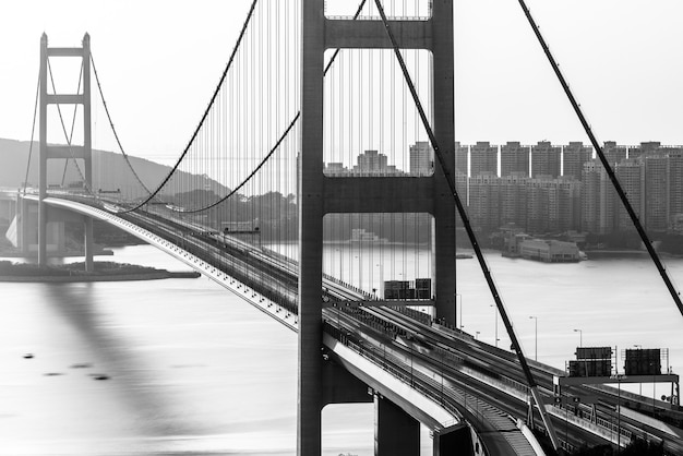 Graustufenaufnahme der Tsing-Ma-Brücke, die tagsüber in Hongkong aufgenommen wurde