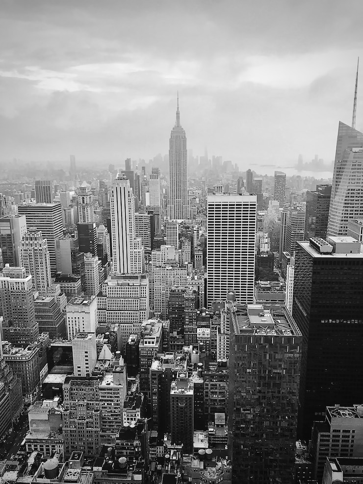 Kostenlose Foto graustufenaufnahme eines empire state building der neuen usa