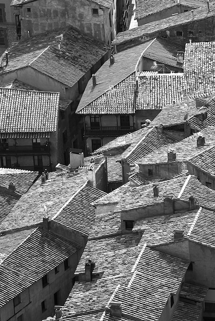 Kostenloses Foto graustufenaufnahme von dächern eines kleinen dorfes in spanien