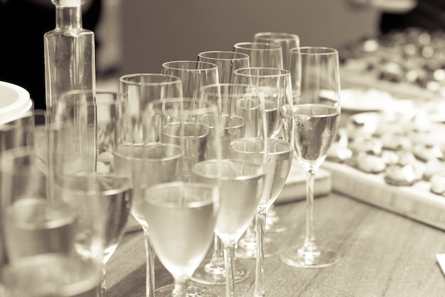 Graustufenaufnahme von mit Champagner gefüllten Gläsern