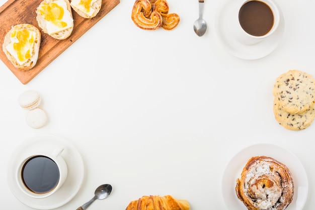 Kostenloses Foto grenze von brötchen und kaffee