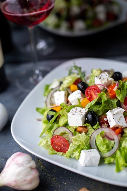 Griechenland Salat geschnittene Oliven Rotwein in Weißplatte