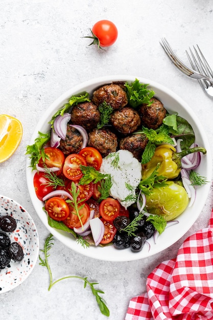 Kostenloses Foto griechische fleischbälle mit tzatziki-sauce