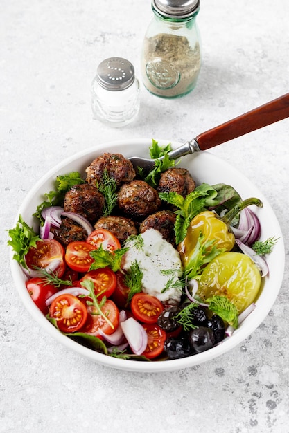 Kostenloses Foto griechische fleischbälle mit tzatziki-sauce