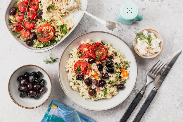 Kostenloses Foto griechische gemüse-casserole mit reis und tomaten