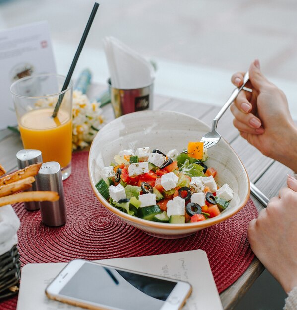 Griechischer Salat auf dem Tisch