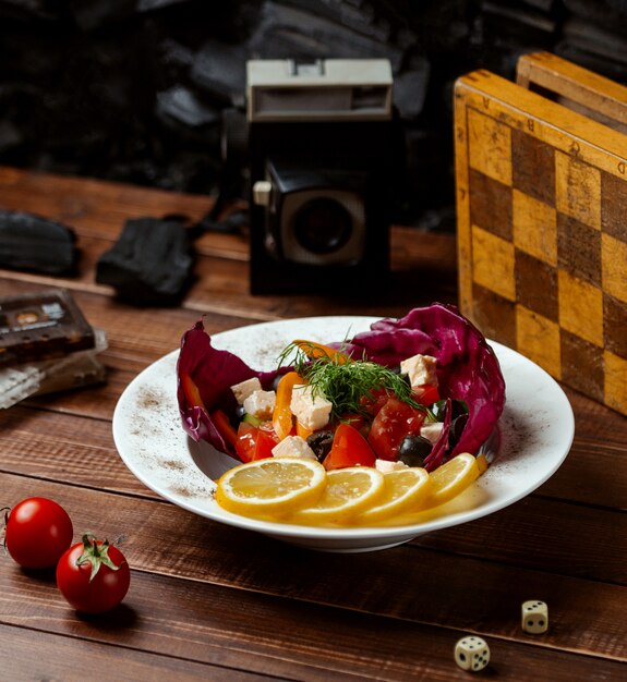 Griechischer Salat auf dem Tisch