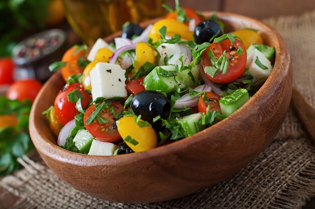 Griechischer Salat mit frischem Gemüse, Feta und schwarzen Oliven