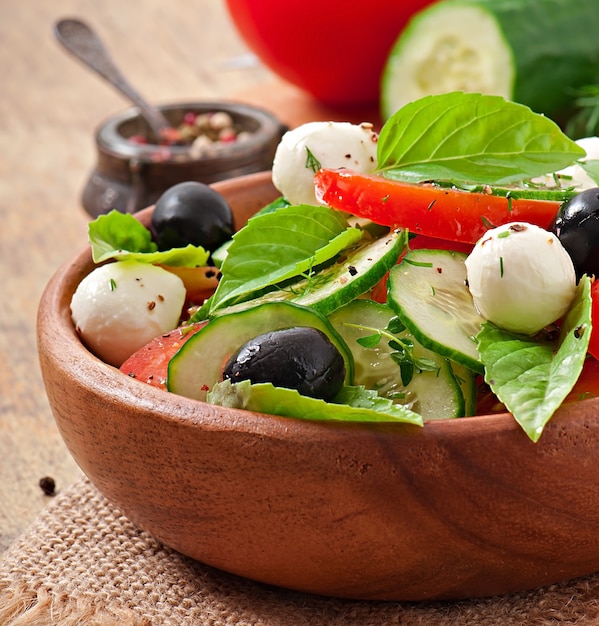 Griechischer Salat mit frischem Gemüse, Nahaufnahme