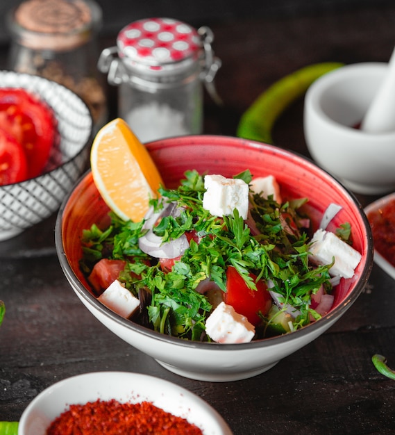 Kostenloses Foto griechischer salat mit limette