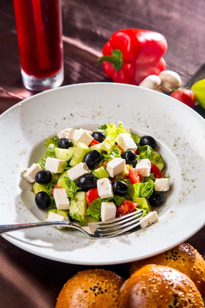 Griechischer Salat von oben mit schwarzem Olivenbrot und Pilzen