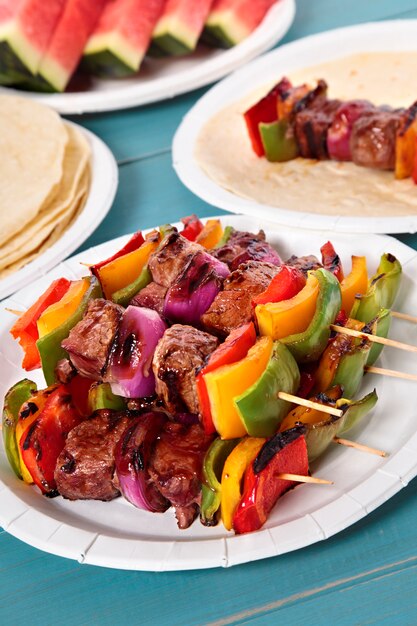 Grillspieß mit Rindfleisch und Gemüse auf Picknicktisch