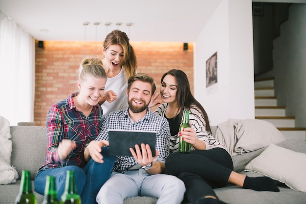 Grimassierende Freunde, die selfie mit Tablette nehmen