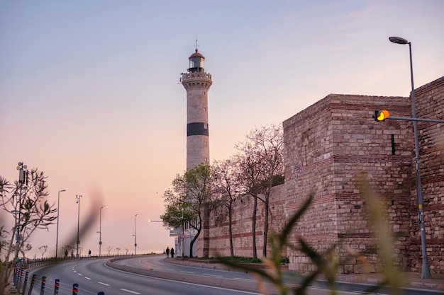 Größter Leuchtturm in Istanbul nahe der Küste und der Straße