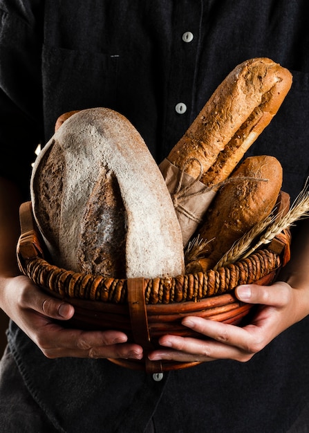 Großaufnahme eines Mannes, der einen Brotkorb hält