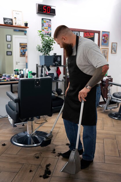 Großaufnahme eines übergroßen Mannes, der als Friseur arbeitet