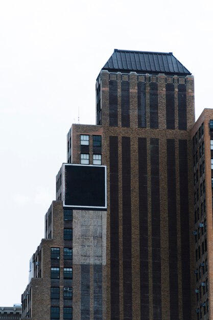 Große Anschlagtafelschablone auf Gebäude in der Stadt