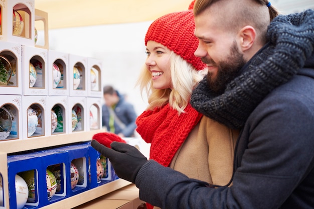 Große Auswahl an bunten Weihnachtskugeln