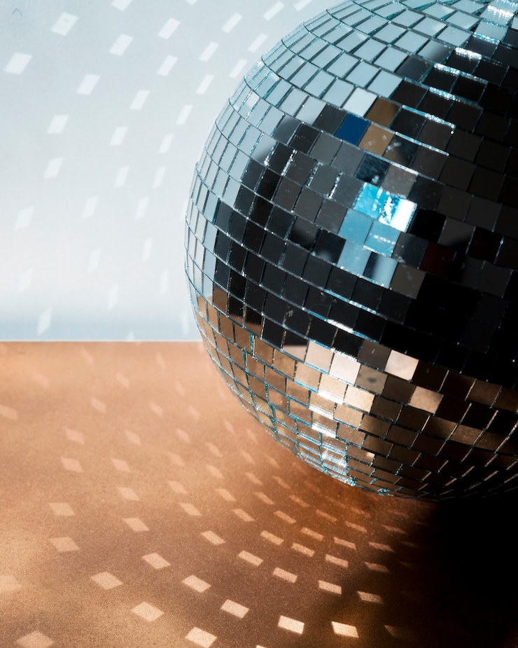 Kostenlose Foto große disco-kugel am boden