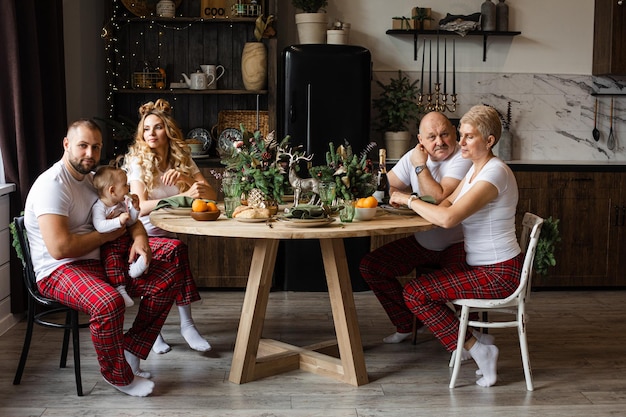 Kostenloses Foto große familie frühstückt gemeinsam zu weihnachten