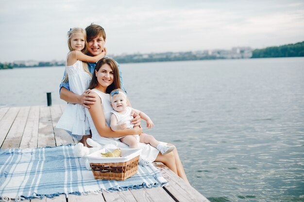 Große Familie in der Nähe von See