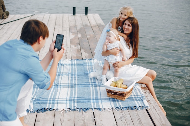 Große Familie in der Nähe von See