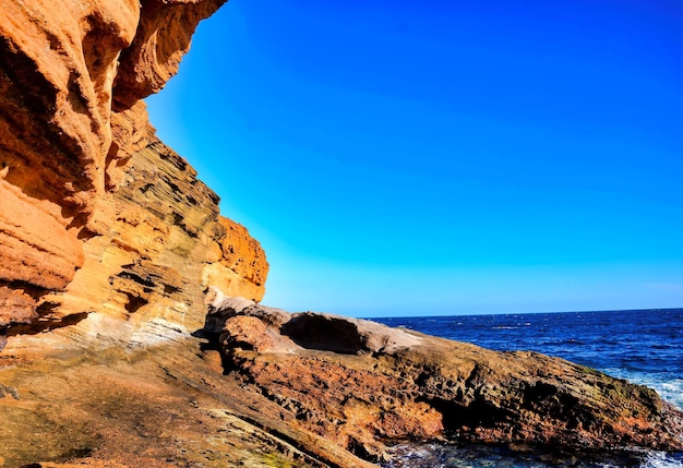 Kostenloses Foto große felsen am meereskörper auf den kanarischen inseln