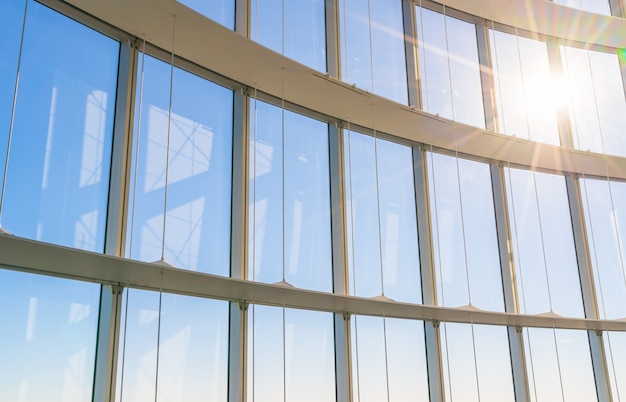 Große Fenster mit Sonnenschein