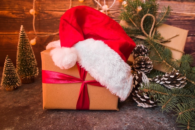 Kostenloses Foto große geschenkbox mit weihnachtsmütze