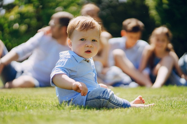 Große, glückliche Familie