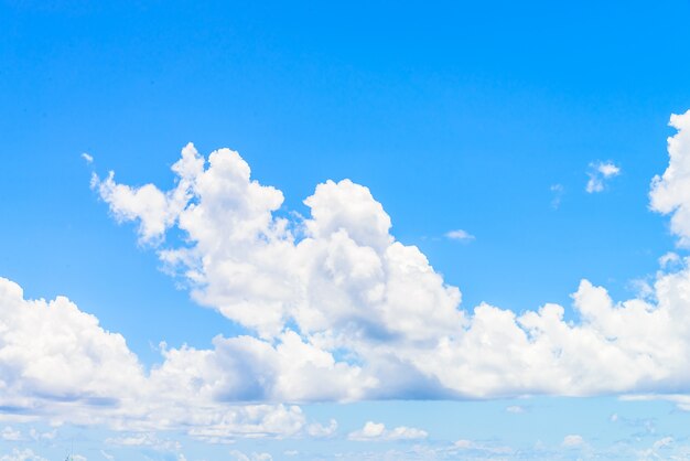 Große Himmel mit Wolken