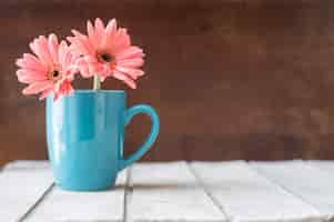 Kostenloses Foto große hintergrund mit dekorativen blauen becher und blumen