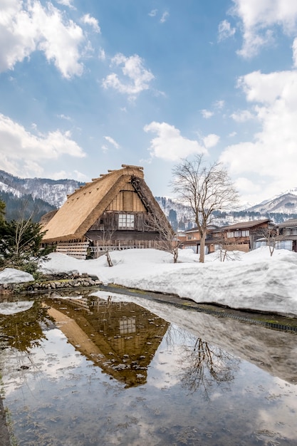 große Hütte im Schnee bei Shirakawago, Japan