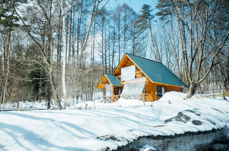Kostenlose Foto große hütte in der schneeszene