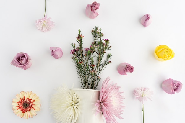 Große Komposition mit Vase und dekorativen Blumen