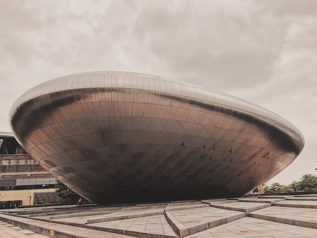 Kostenloses Foto große metallische struktur mitten in einer modernen stadt