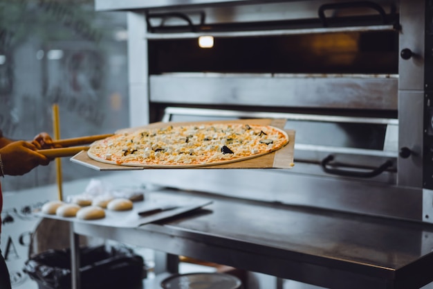 Kostenloses Foto große pizza kochen