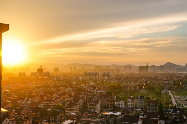 Große Stadtbild bei Sonnenaufgang