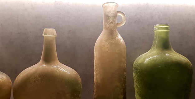 Große vintage-vasen oder krüge aus farbigem glas als ...