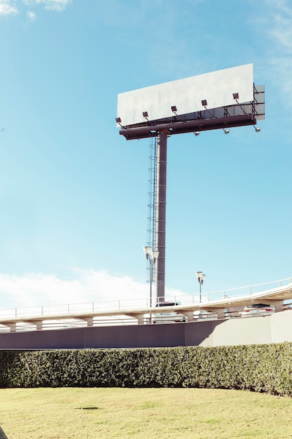 Kostenloses Foto große wegweiserfahne über stadt