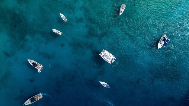 Große Yacht mit Booten im Meer im Sommer in Griechenland